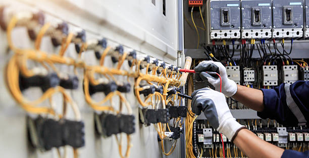 Professional Electrician technician working in Vamo, FL